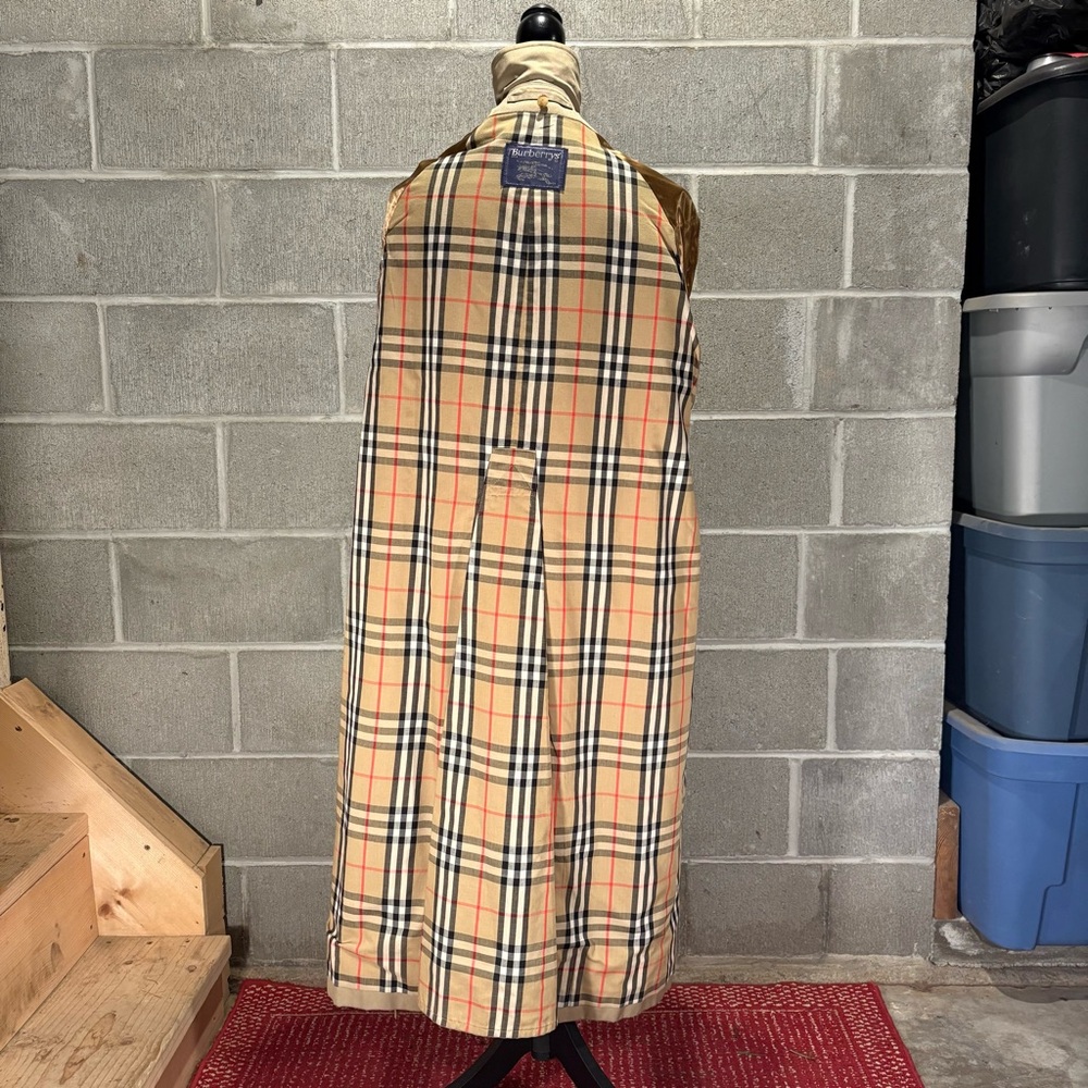 Burberry trench coat. - Picture 6 of 16